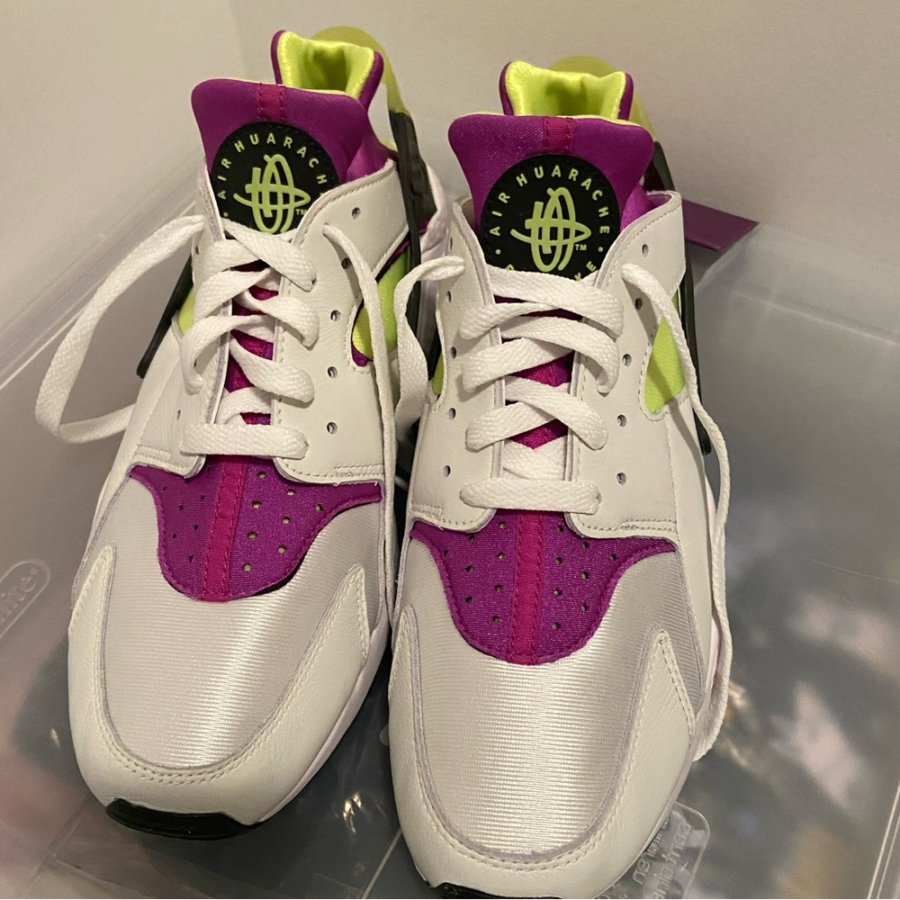 Women’s size 10 Nike Air Huarache sneakers - never worn
